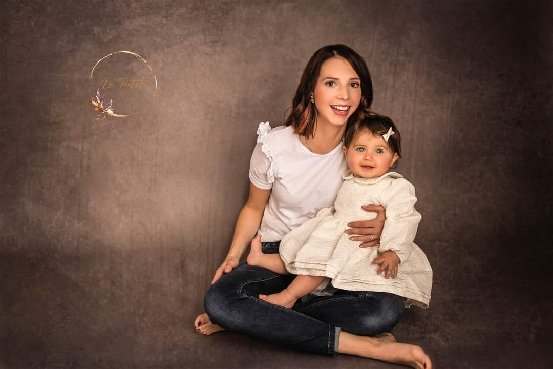Maman et bébé, portrait de famille en studio