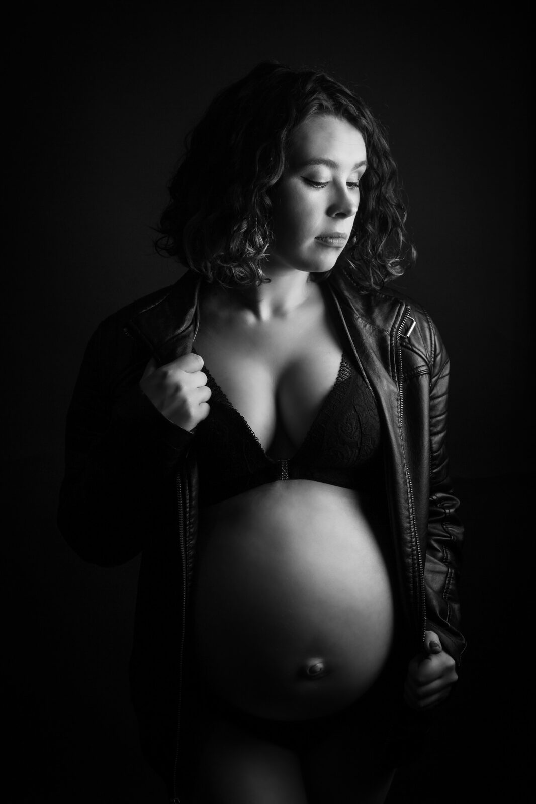 Portrait de grossesse en noir et blanc — Limitless Studio