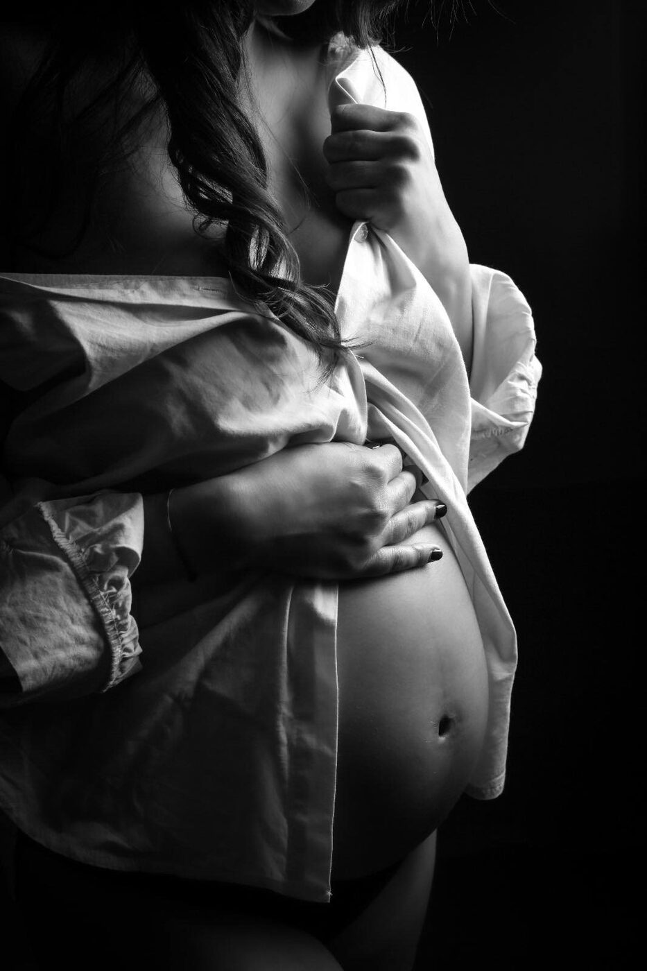 Détail grossesse en noir et blanc
