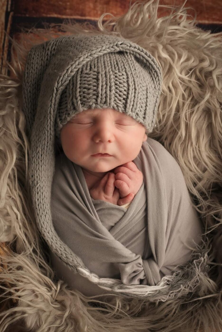 Nouveau-né endormi, bonnet de lutin gris